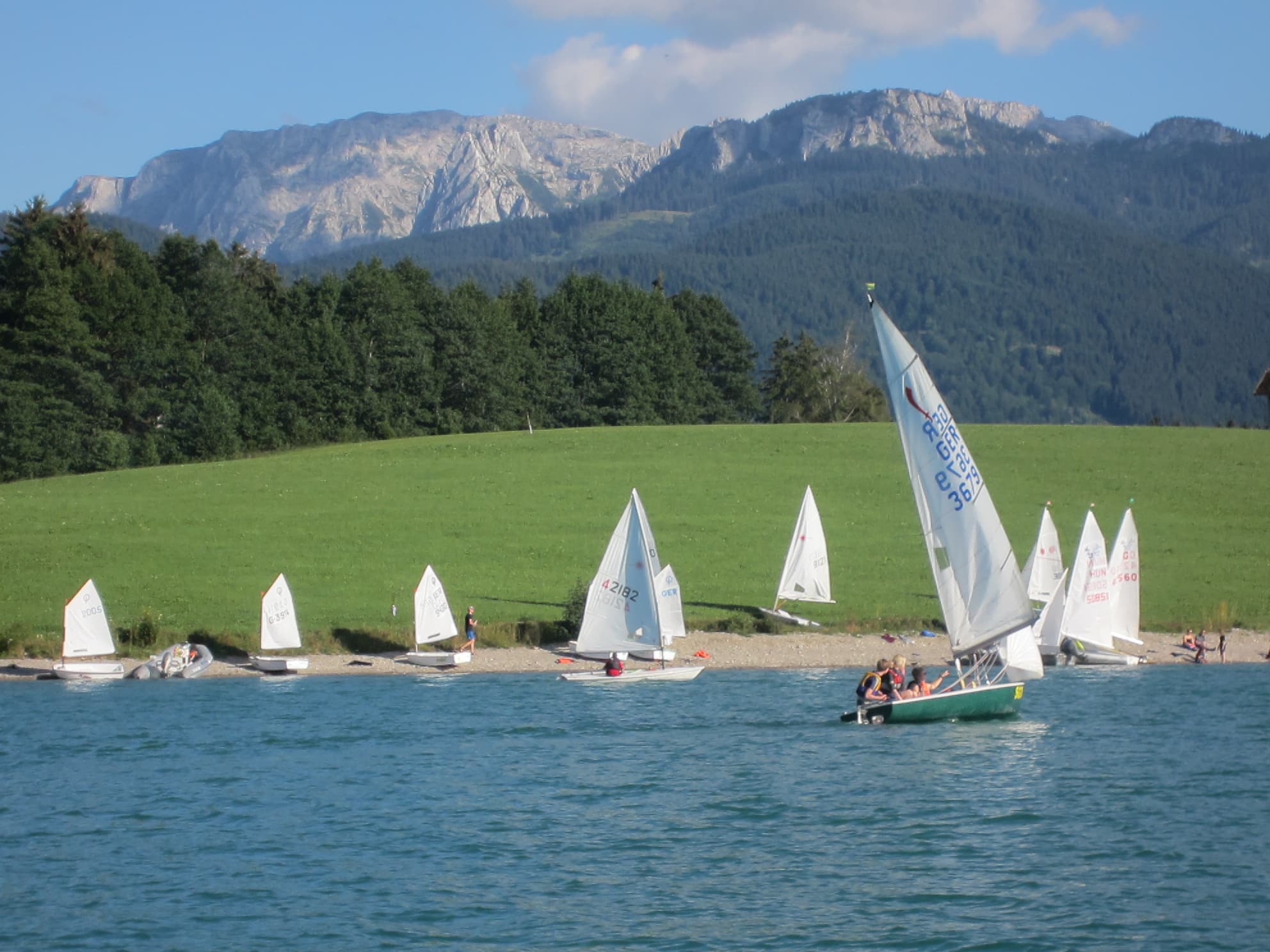 Jugendliche beim Segeln auf dem Forggensee